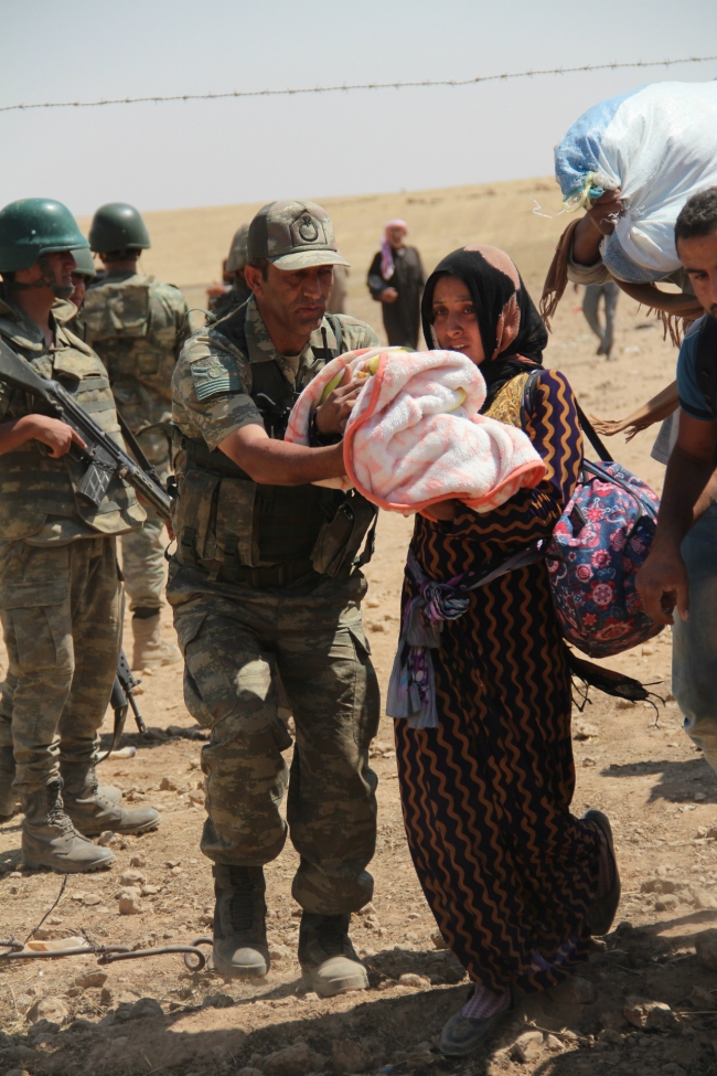 Bombalardan kaçan Suriyelilere Mehmetçik yardım etti 9