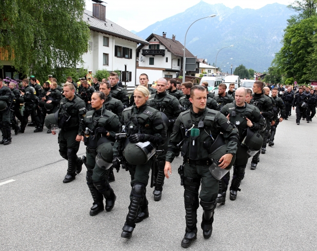 G7'ye renkli protesto 3