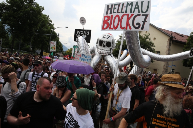 G7'ye renkli protesto 4