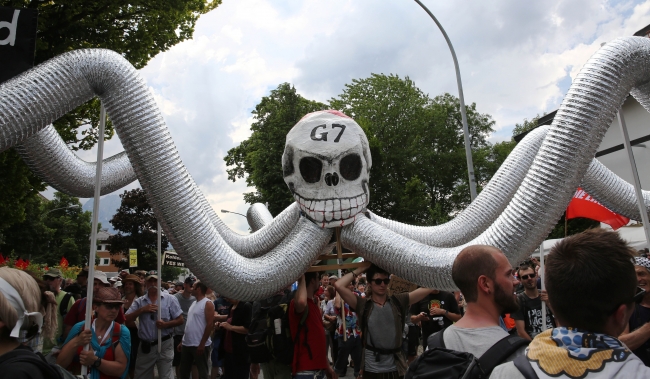 G7'ye renkli protesto 5