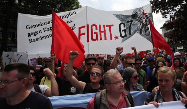 G7'ye renkli protesto 7