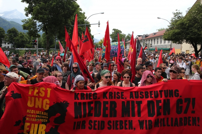 G7'ye renkli protesto 8