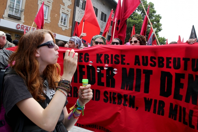 G7'ye renkli protesto 9