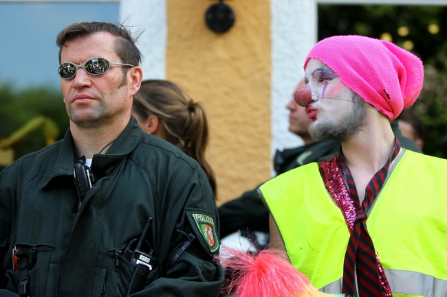 G7'ye renkli protesto 12