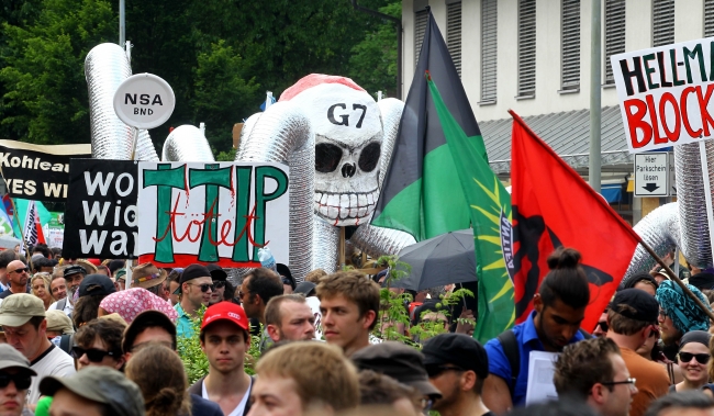 G7'ye renkli protesto 13