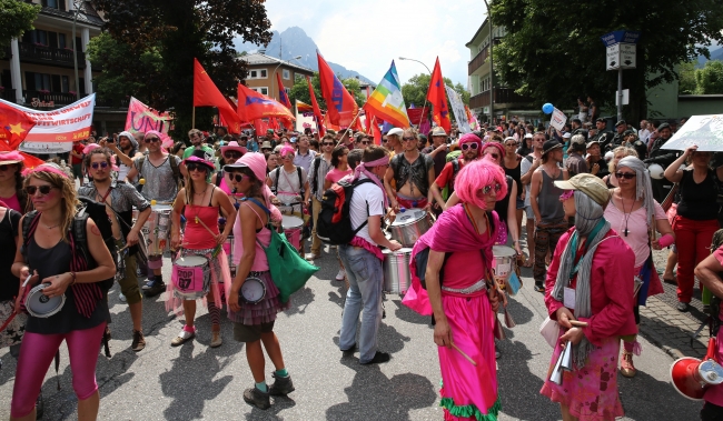 G7'ye renkli protesto 1