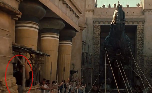 Milyon dolarlık yapımlara çizik atan kareler 12