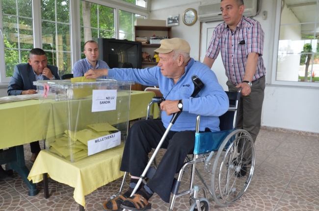 Türkiye sandık başına koştu 8