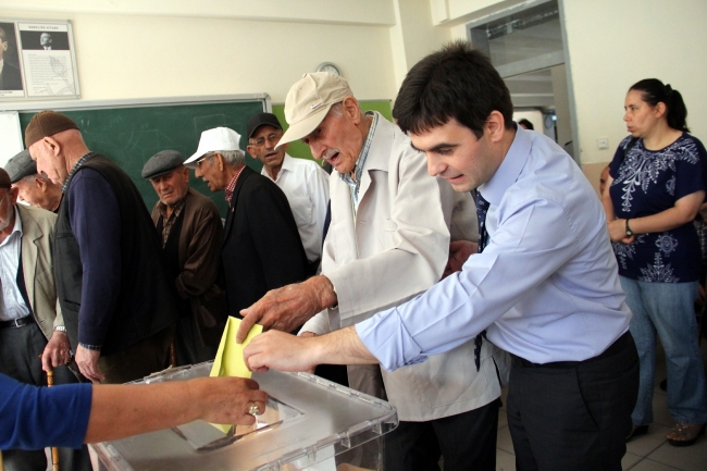 Türkiye sandık başına koştu 12