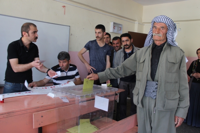 Türkiye sandık başına koştu 14