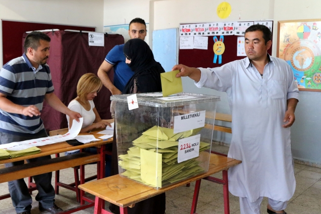 Türkiye sandık başına koştu 19