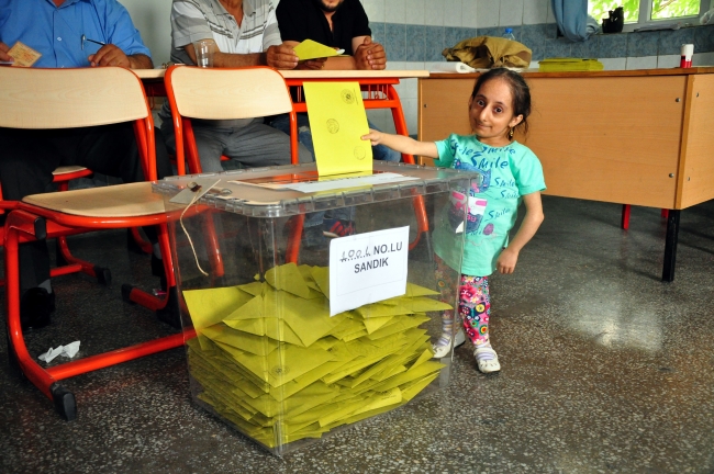 Türkiye sandık başına koştu 24