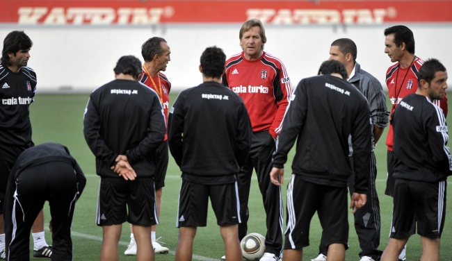 Para çuvalı ile ülkesine dönen futbol hocaları 9