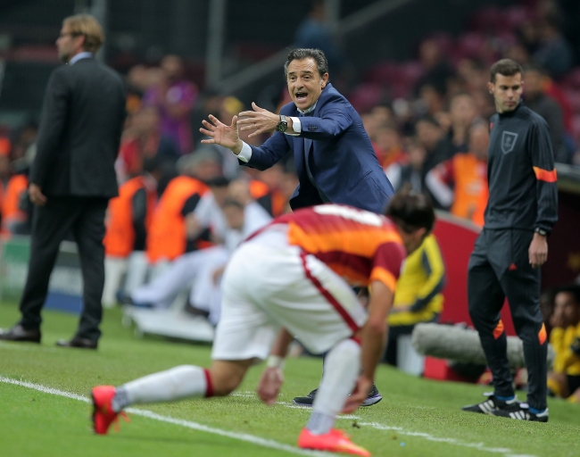 Para çuvalı ile ülkesine dönen futbol hocaları 4