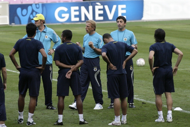 Para çuvalı ile ülkesine dönen futbol hocaları 5