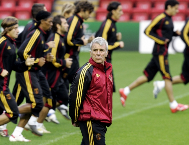 Para çuvalı ile ülkesine dönen futbol hocaları 8