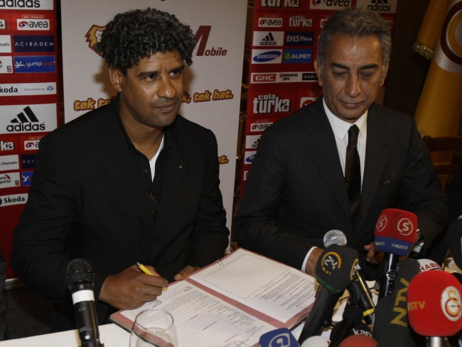 Para çuvalı ile ülkesine dönen futbol hocaları 3