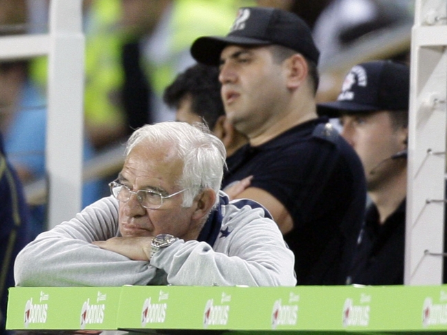 Para çuvalı ile ülkesine dönen futbol hocaları 6