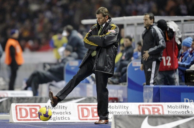 Para çuvalı ile ülkesine dönen futbol hocaları 7