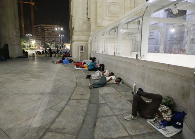 İtalya'daki tren istasyonları göçmenlerle doldu, taştı 2
