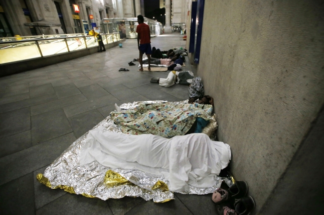 İtalya'daki tren istasyonları göçmenlerle doldu, taştı 3