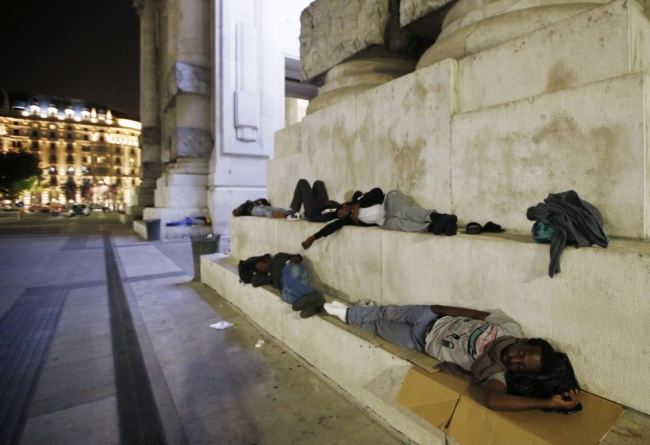 İtalya'daki tren istasyonları göçmenlerle doldu, taştı 4