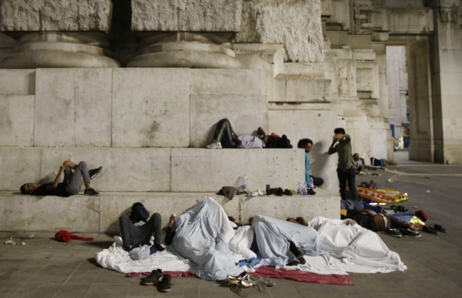 İtalya'daki tren istasyonları göçmenlerle doldu, taştı 5