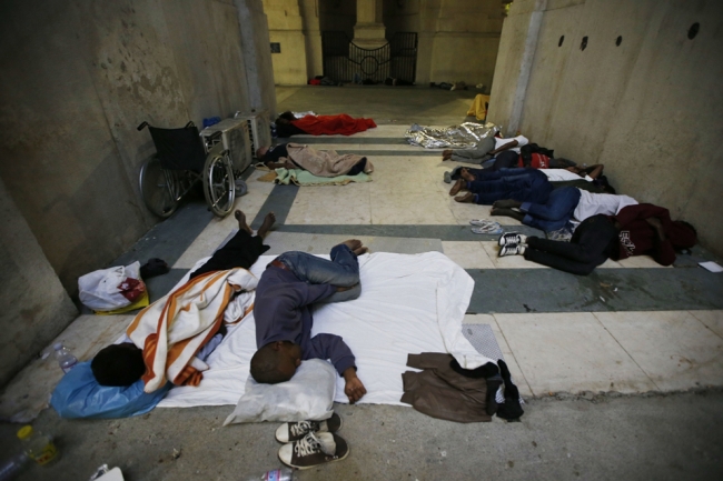 İtalya'daki tren istasyonları göçmenlerle doldu, taştı 6