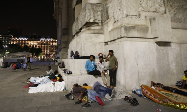 İtalya'daki tren istasyonları göçmenlerle doldu, taştı 7