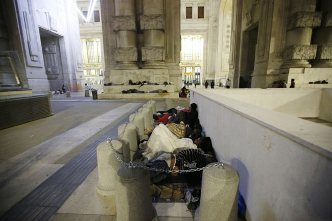 İtalya'daki tren istasyonları göçmenlerle doldu, taştı 8