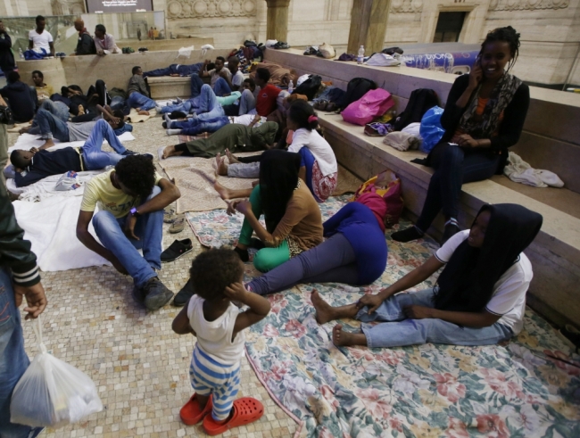 İtalya'daki tren istasyonları göçmenlerle doldu, taştı 9