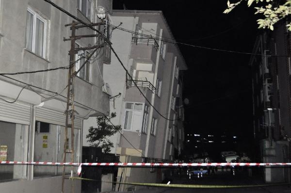 Gaziosmanpaşa'da 5 katlı bina yan yattı 5