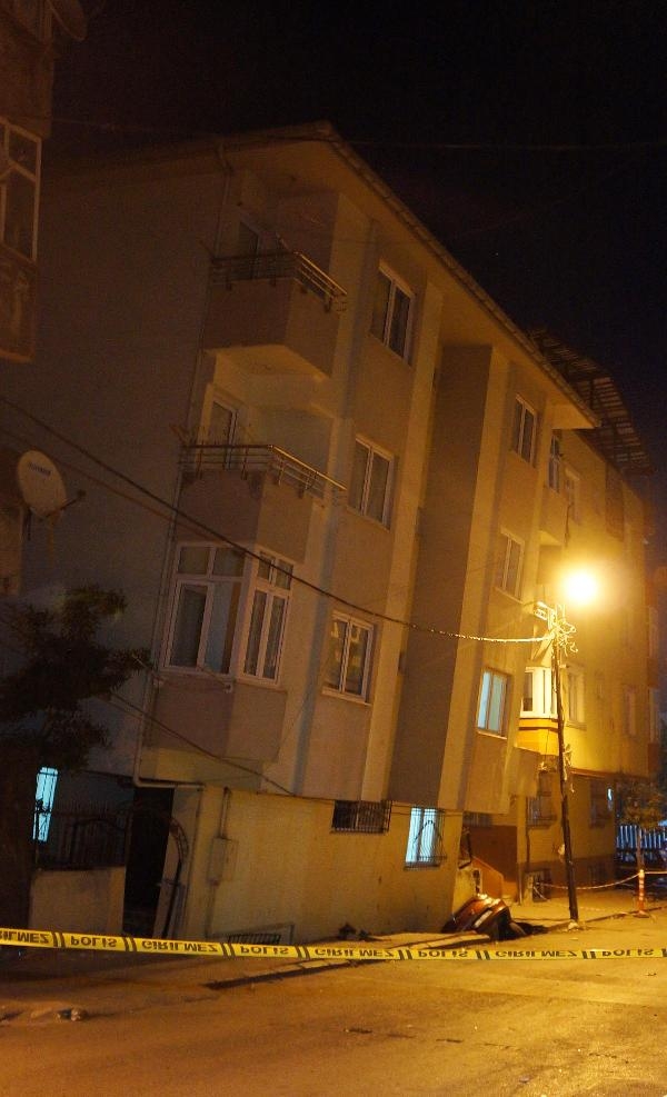 Gaziosmanpaşa'da 5 katlı bina yan yattı 3
