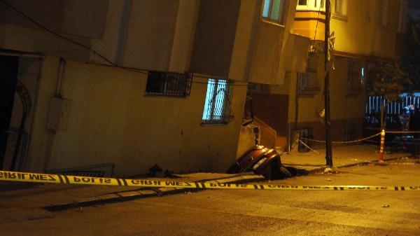 Gaziosmanpaşa'da 5 katlı bina yan yattı 2