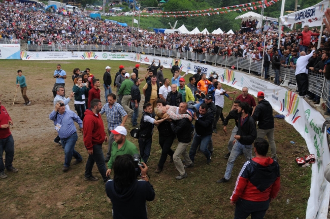 Boğalar arenada, seyirciler tribünde kapıştı 4