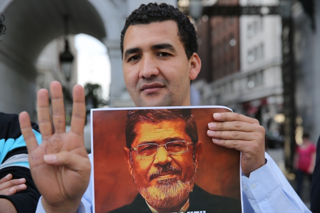 Dünya Mursi için ayakta 1