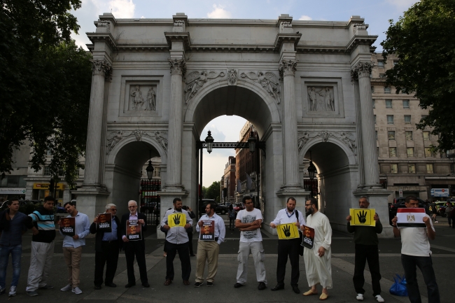 Dünya Mursi için ayakta 2