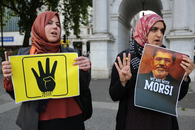 Dünya Mursi için ayakta 3