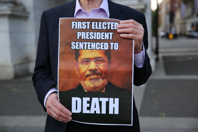 Dünya Mursi için ayakta 8