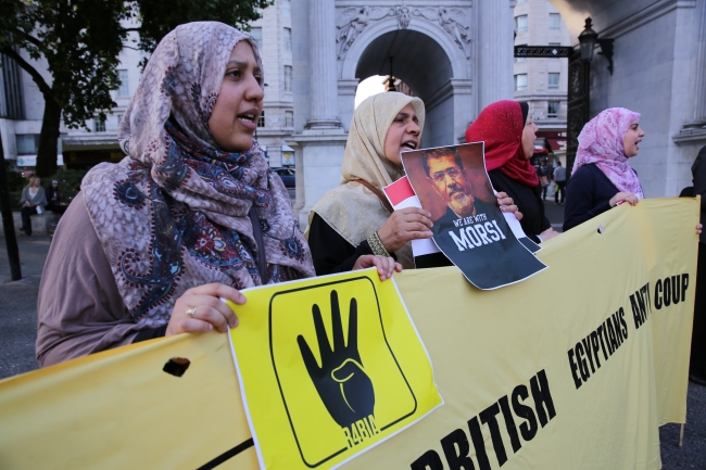 Dünya Mursi için ayakta 9