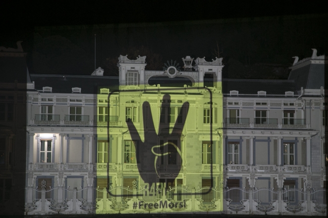 Dünya Mursi için ayakta 24