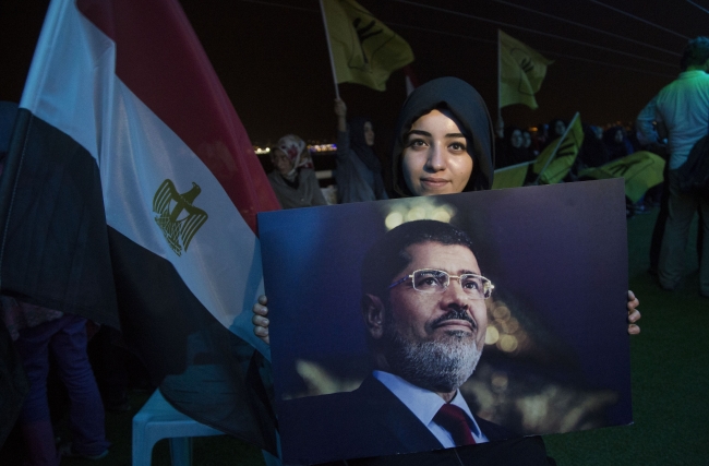 Dünya Mursi için ayakta 19