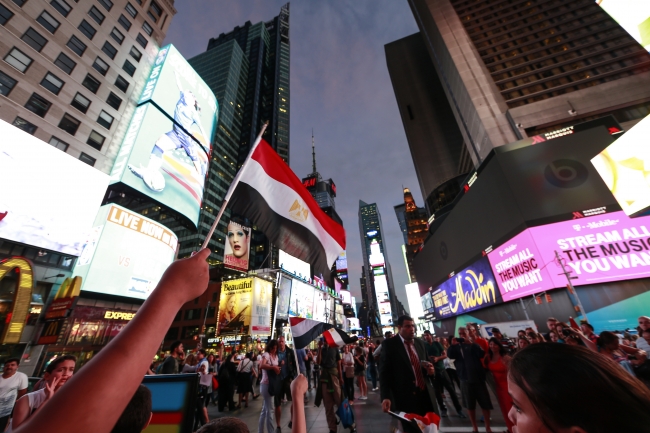 Dünya Mursi için ayakta 10