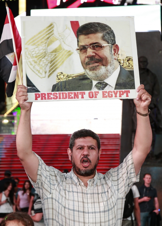 Dünya Mursi için ayakta 18