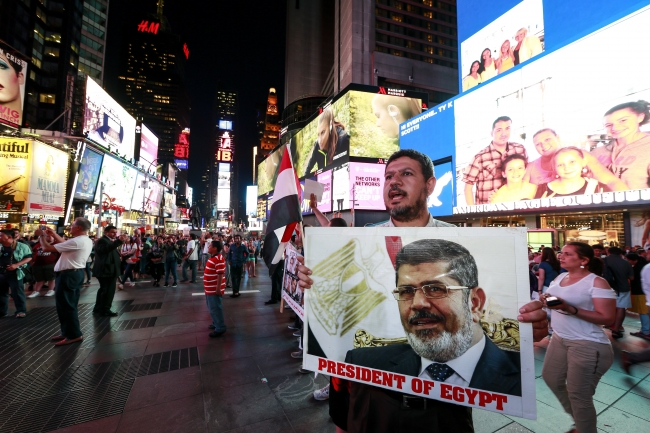 Dünya Mursi için ayakta 16