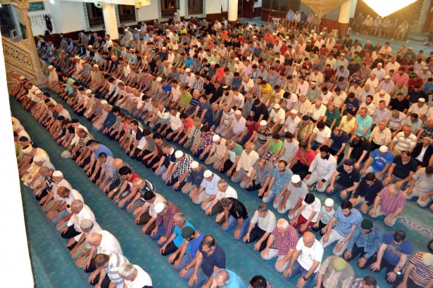 İlk teravih namazı kılındı 13