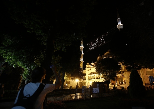 İlk teravih namazı kılındı 10