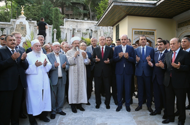 Erdoğan Eyüp Sultan'ın huzurunda 11