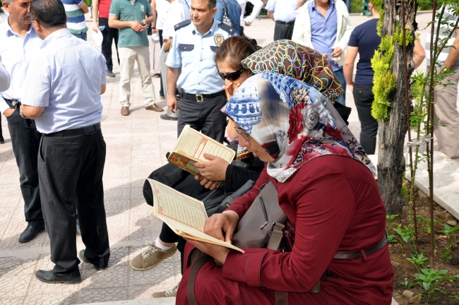 Öğrenciler içeride, veliler dışarıda ter döktü 1