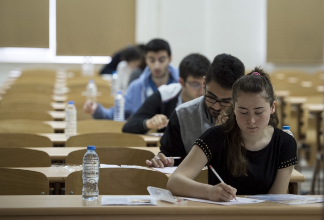 Öğrenciler içeride, veliler dışarıda ter döktü 4